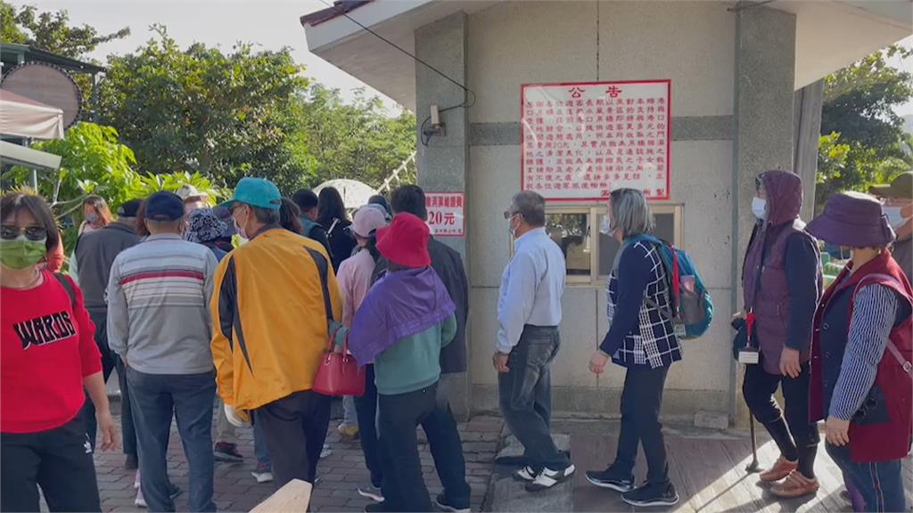 上限40人! 逾百人擠爆港口吊橋 目擊民眾嚇壞