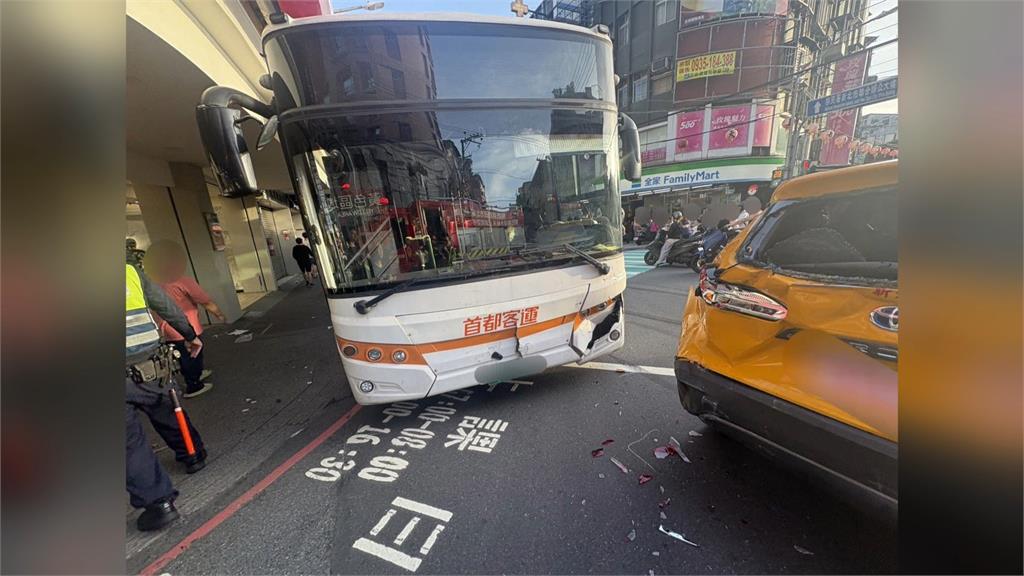 新北公車司機頭暈恍神追撞3車 女捲入車底送醫不治