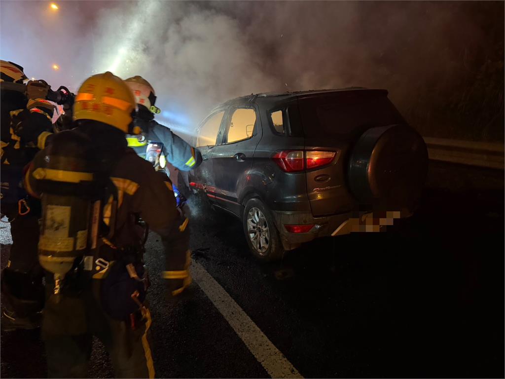 最新／烈火沖天！國3火燒車「爆噴火花」　轎車燒成廢鐵