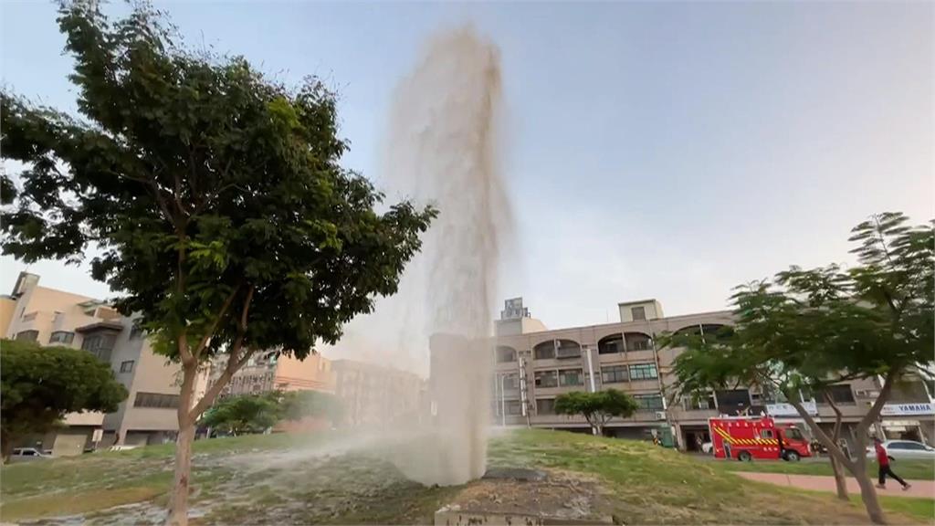 再生水管壓力測試爆管　台南安平區馬路現7層樓高噴泉