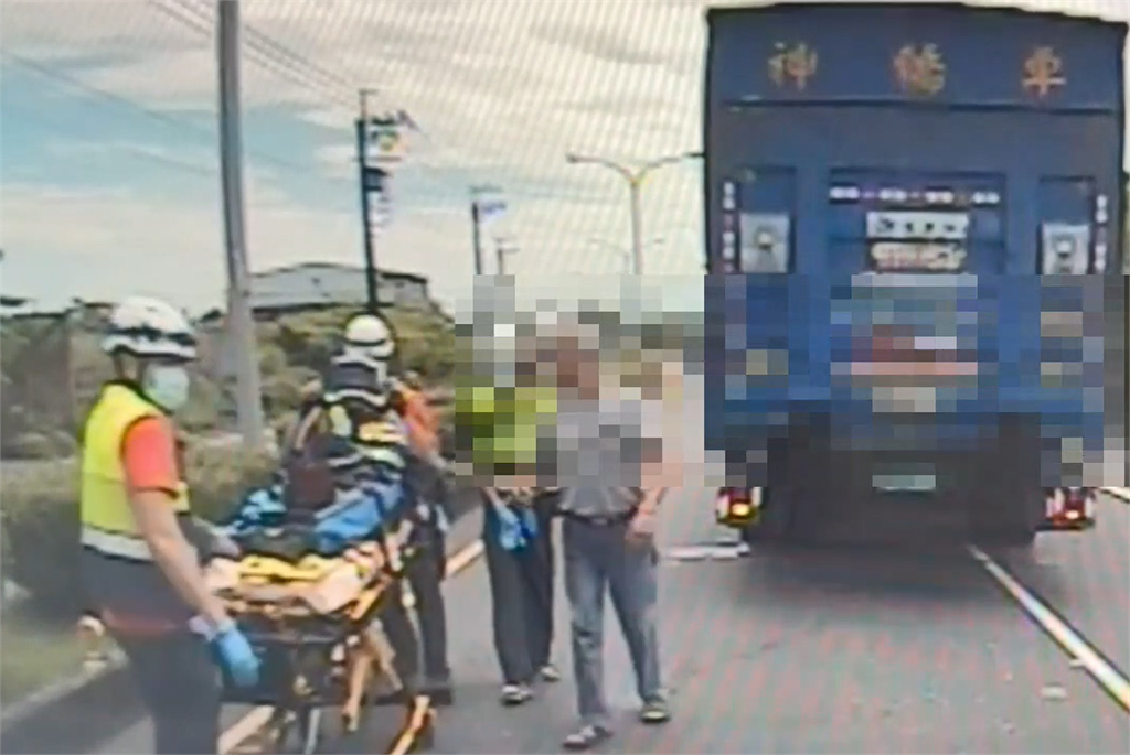 快新聞／「鞭炮掉進車後斗」宜蘭7旬男嚇到跳車...神轎車閃避不及　遶境釀死亡憾事
