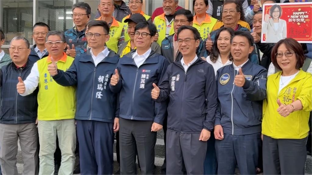 拚戰高雄! 陳其邁.賴瑞隆市場拜早年　柯志恩招手藍白合