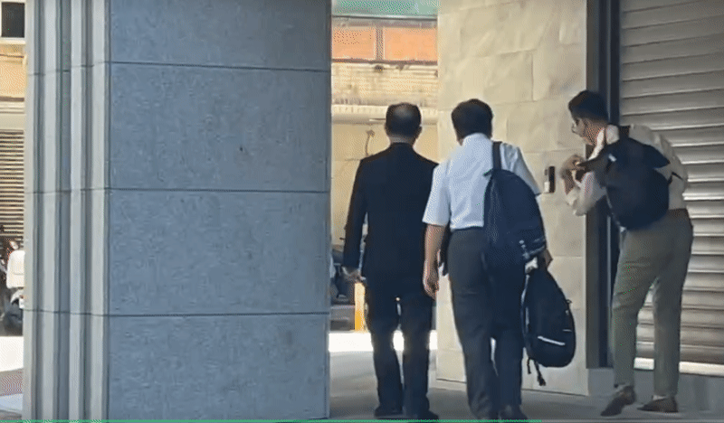 最新畫面/彭振聲愛妻身亡請假庭審!旁人攙扶「憔悴離開」搭車衝回家收行李