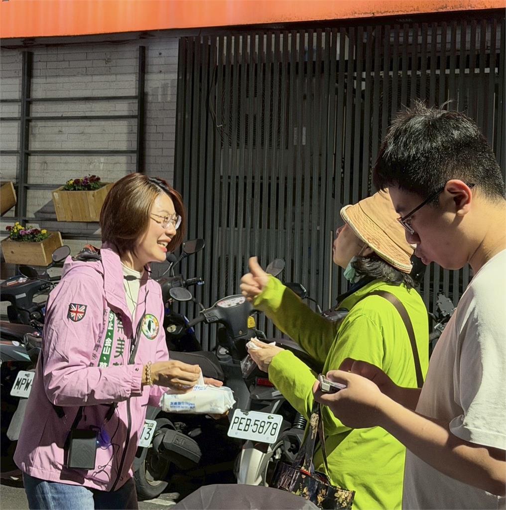 新人出奇招！蔡美華跟垃圾車送濕紙巾拜票  宣導春節清運資訊