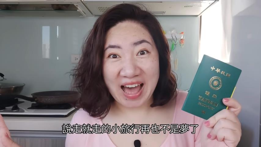 我是台灣人！她領寶島護照宣布新身分　嗨喊：不要再叫我中配了