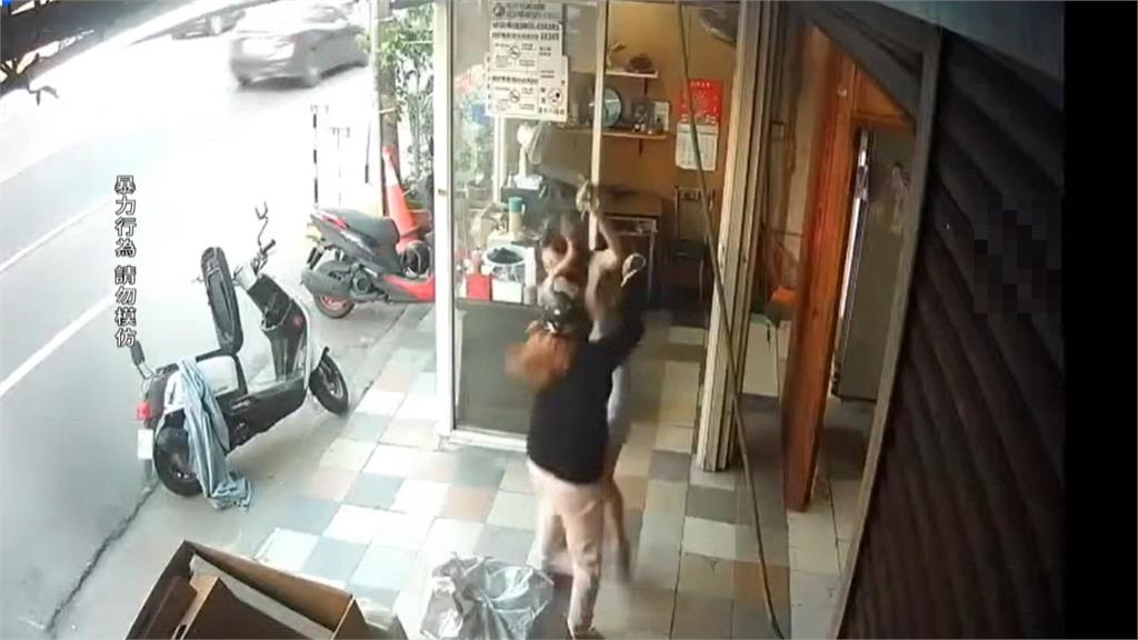 遭陌生女子持磚塊猛砸頭部! 檳榔攤女店員"全身傷"報警