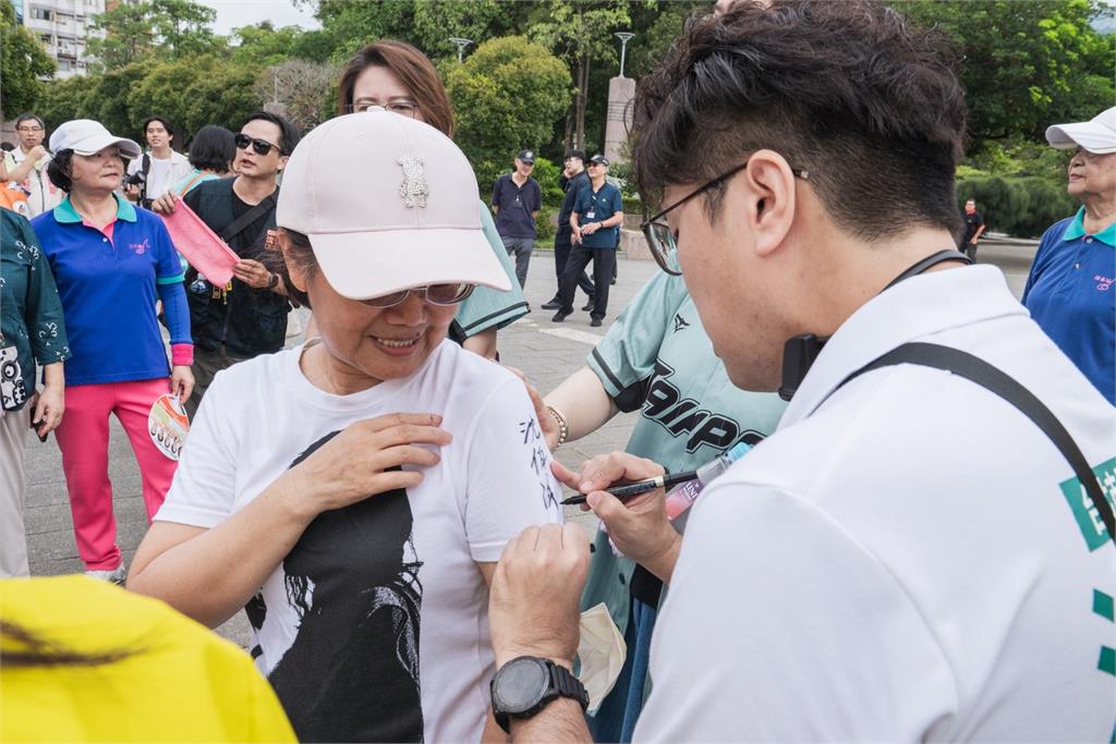 快新聞／沈伯洋天母人氣超旺！民眾搶合照簽名　敲碗「當市長代言YouBike」
