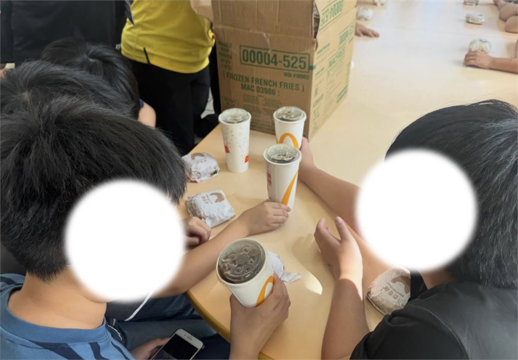 破除合菜魔咒！國小畢旅「300人嗨嗑薯條」畫面曝　萬人盛讚：好羨慕