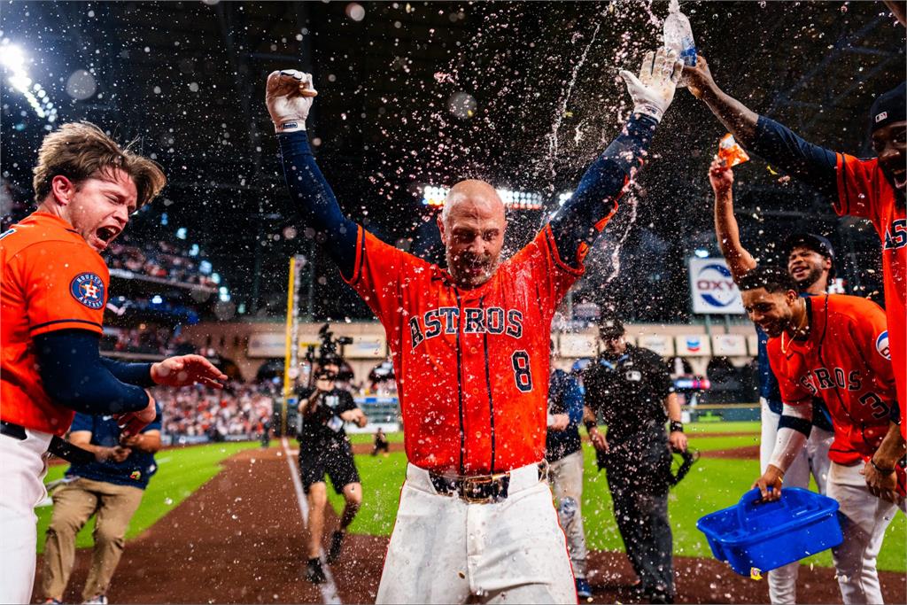 MLB(影)／再見3分砲轟上左外野火車軌道！延長賽神劇本太空人狂灌5分完成大逆轉