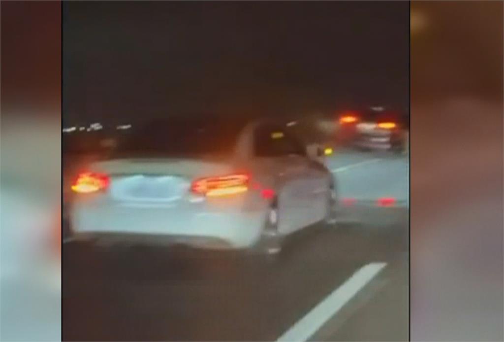 驚險!國道一號「表演特技」? 駕駛身體不適開上護欄飛簷走壁