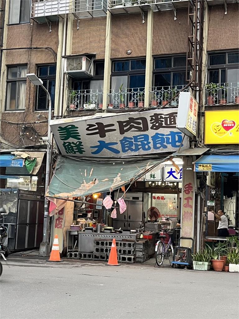 快新聞/康芮風超強! 新店公車倒退嚕下山「北投小吃店招牌、圍籬遭吹壞」