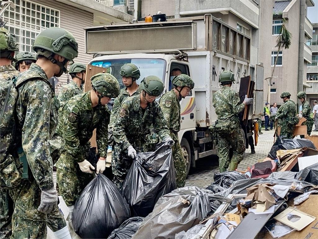 快新聞/陸軍第5作戰區支援嘉義災後復原 官兵深入社區清運雜物