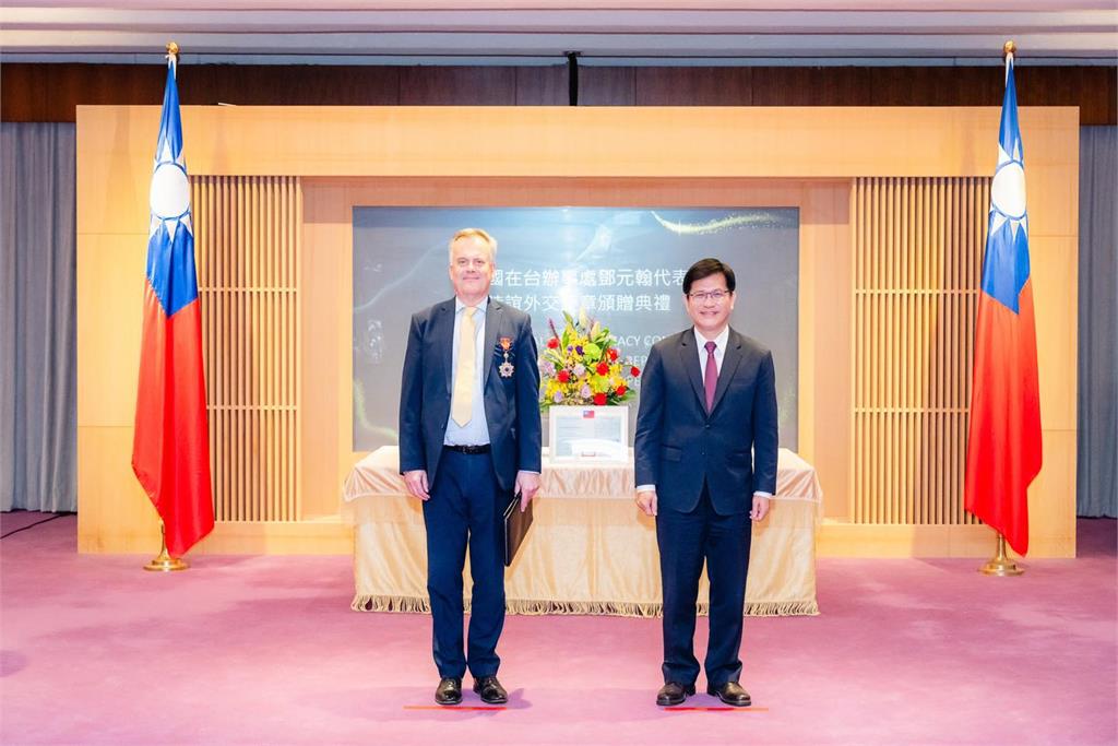 快新聞/台灣好友!英駐台代表鄧元翰2月離任 林佳龍親頒「這獎章」致謝