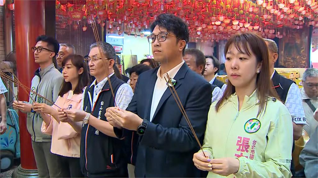 勞動連假不休息! 沈伯洋合體小雞赴霞海城隍廟發壽桃