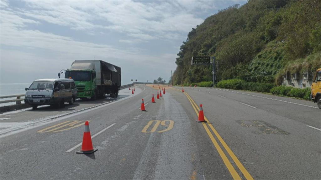 台九線貨車沿途掉落百桶沙拉油 道路大量油漬緊急鋪撒木屑防打滑