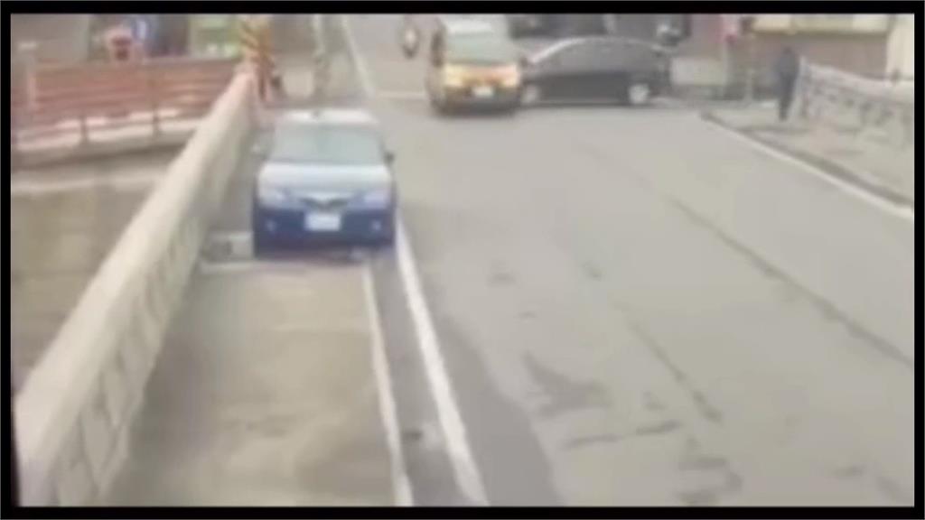 心虛！通緝犯拒盤查落跑　撞上娃娃車釀3師生受傷