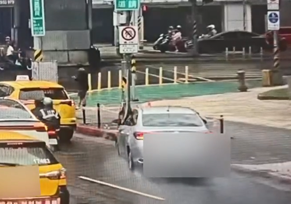 快新聞／雨天釀禍？北市7旬駕駛突失控撞燈桿　無辜行人遭掃到「滑壘噴飛」