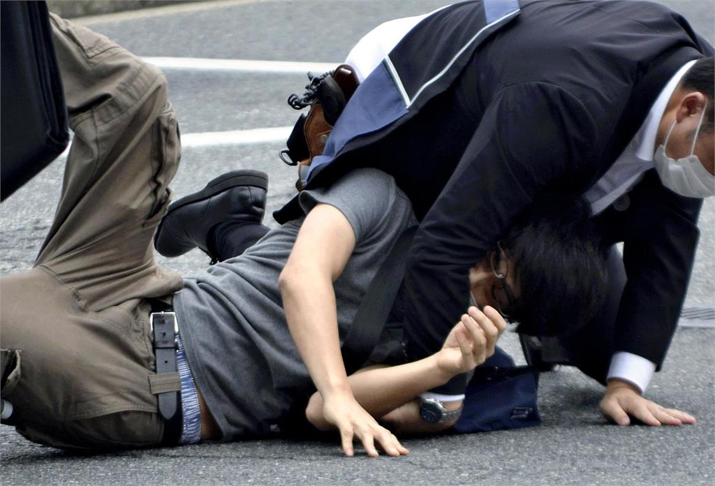 目睹安倍晉三倒下瞬間!目擊者驚恐:槍手呆站原地沒打算逃跑