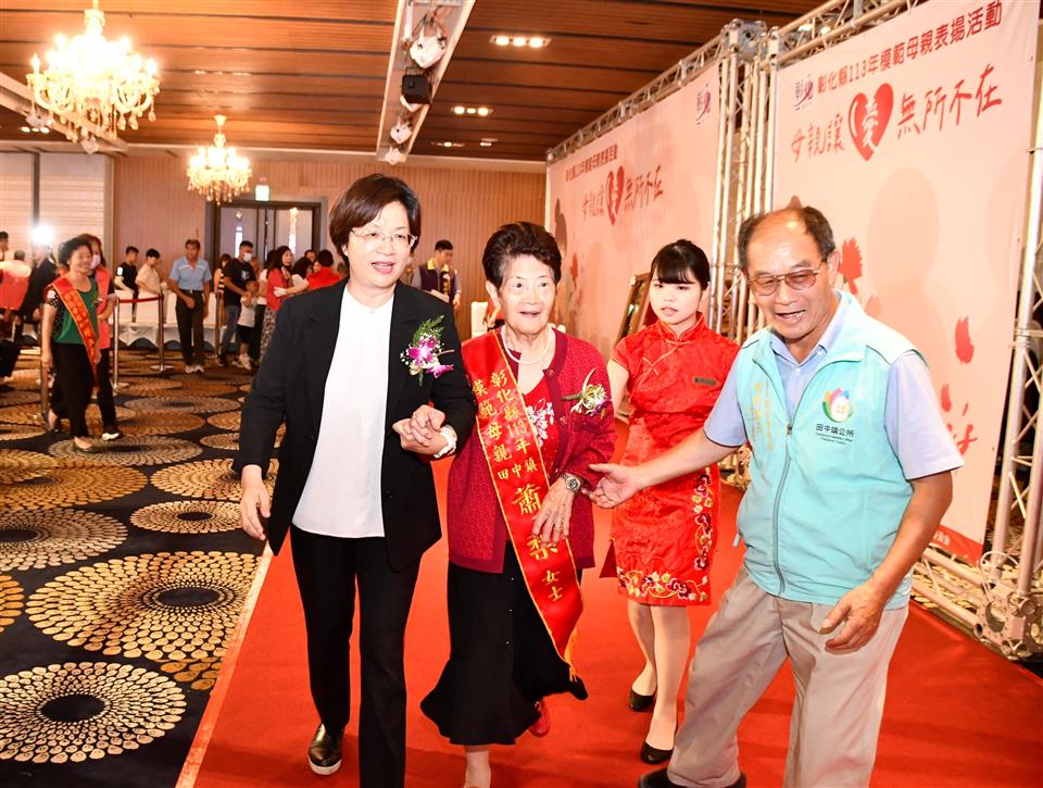 84歲氣質阿嬤獲頒模範母親…一看來歷「長子是任賢齊」!15字子女介紹嚇傻全場