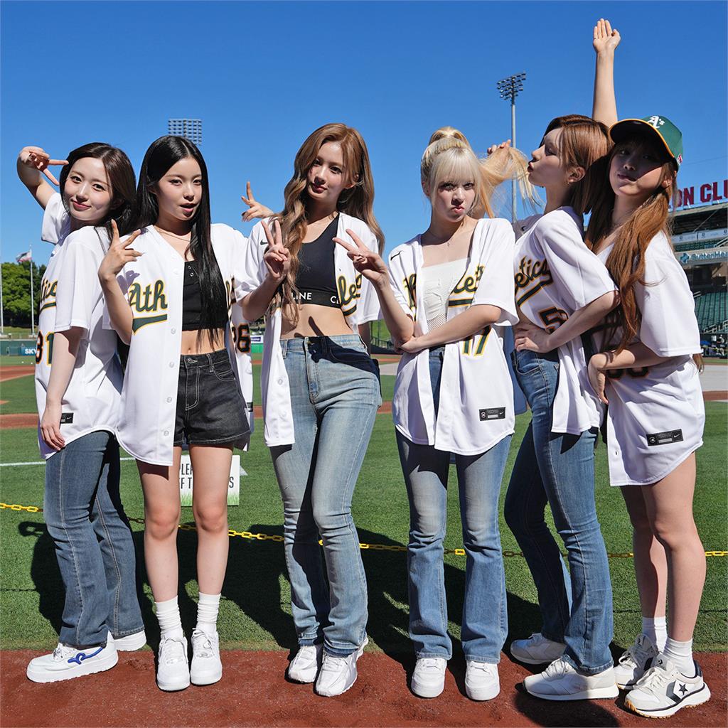 MLB(影)/韓人氣女團NMIXX受邀開球!Lily獻唱美國國歌超強唱功驚豔全場