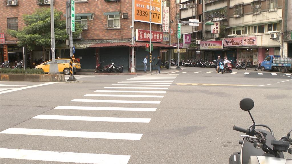 不是行人就有王牌! 闖閃燈害摔車 婦挨告判刑3個月