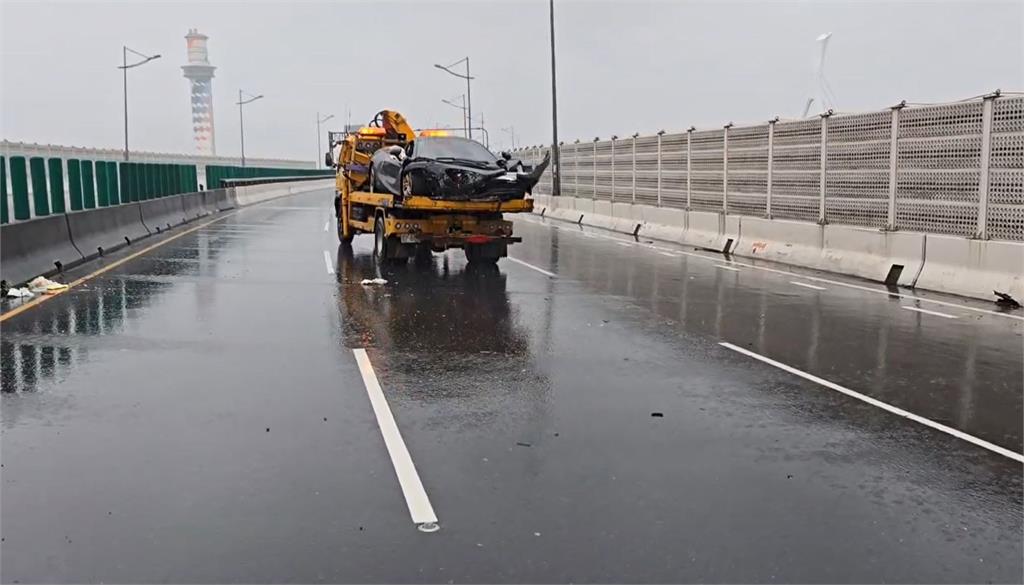 快新聞／車頭全毀！　洲美快速道路「千萬麥拉倫」打滑自撞分隔島