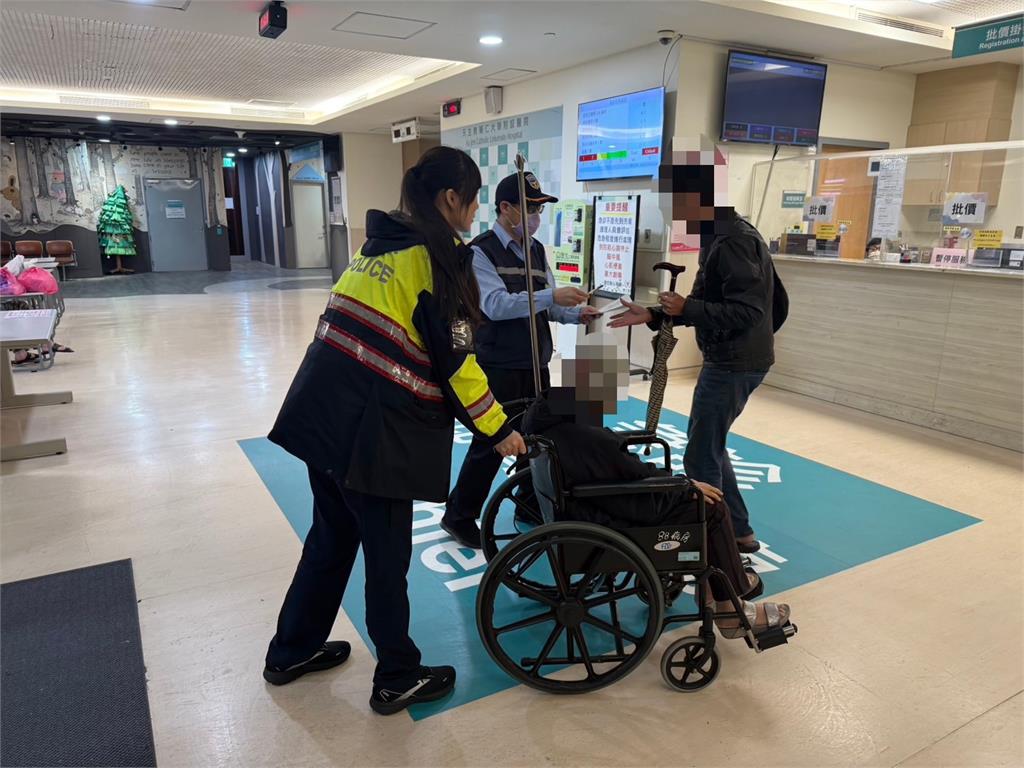 快新聞／70歲老婦深夜跌倒「子攔嘸車送醫」　新莊暖警神協助被讚爆