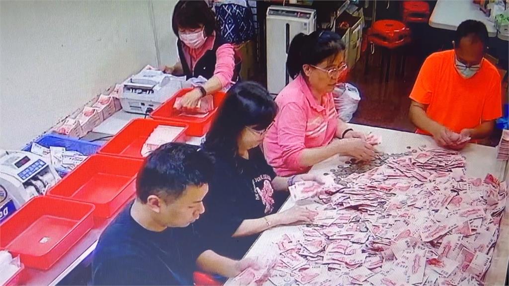向天借膽!彰化市元清觀香油錢居冠 開賽錢箱數鈔畫面曝光