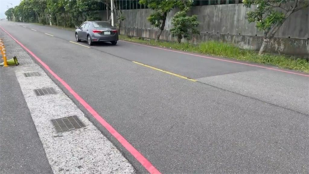闖入施工路段嘻鬧！　一群年輕人大玩電動飄移車