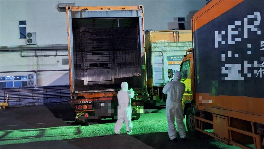快新聞/疑似豬瘟肉流入高雄?衛生局急封貨車 全罩防護衣上陣