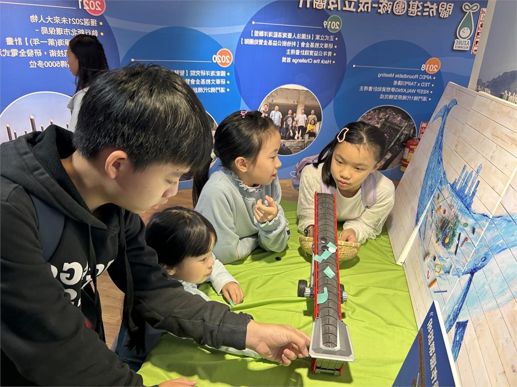 新北環保局攜湛團隊、臺大海洋中心推海洋環境教育特展 揭開海漂垃圾終結者神秘面紗