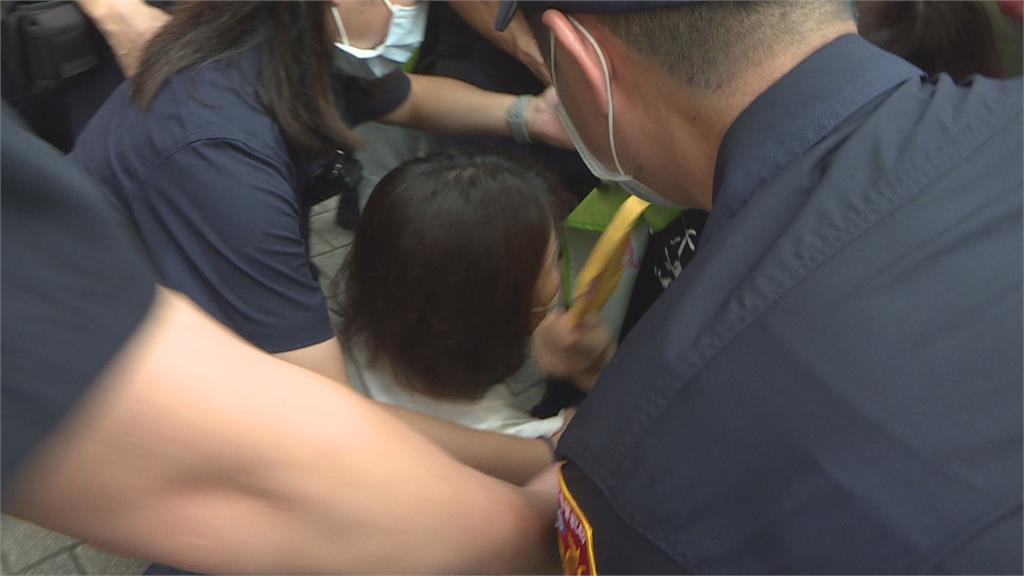 社子島開發案抗議爆推擠 自救會長泛淚交陳情書