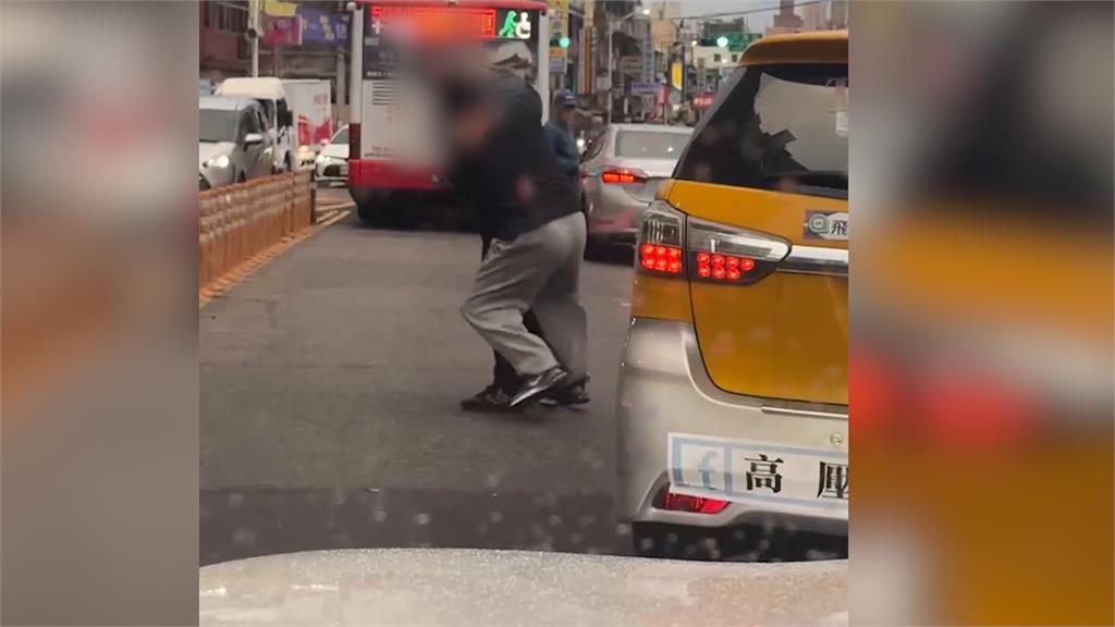 小黃急載客遇車禍!嗆客運「快點移車啦」 兩人當街上演全武行