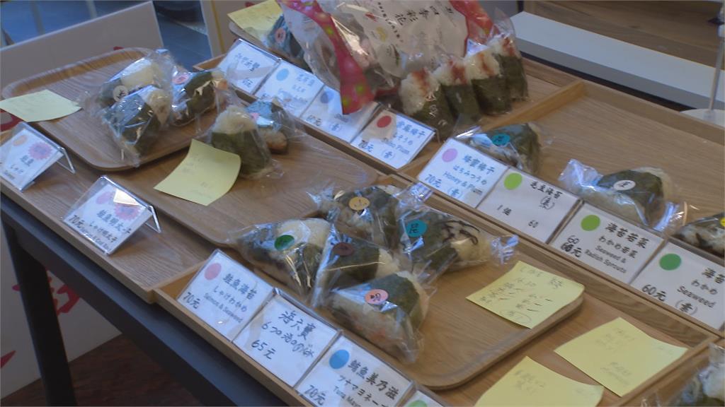 山陀兒侵襲災情慘！　日籍飯糰店老闆持「高雄加油」標語幫打氣