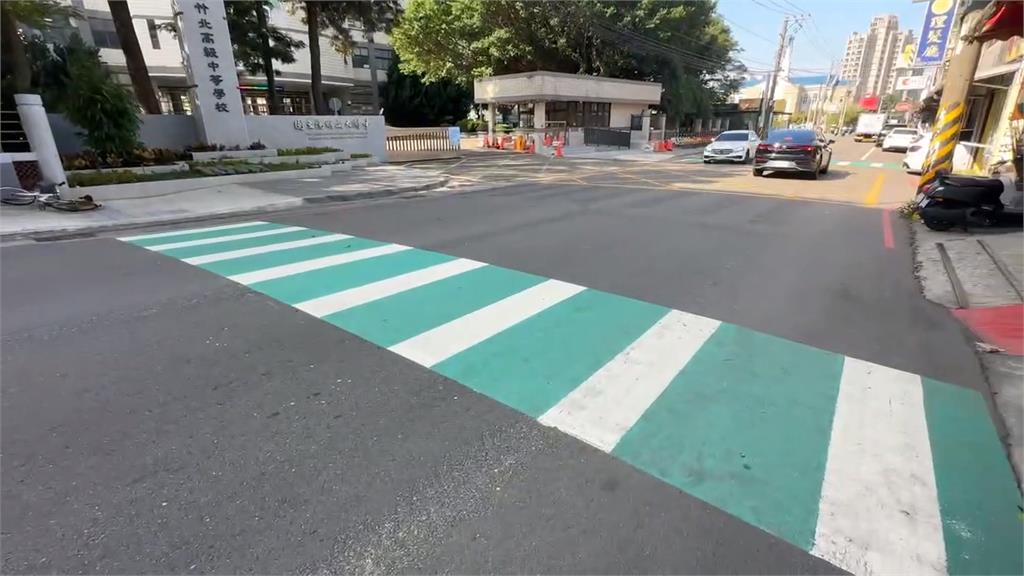校門口只有斑馬線無號誌燈　學生上學過馬路超驚險