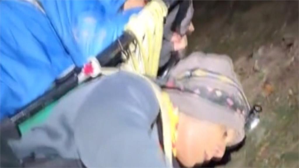 男子獨攀八通關墜落30米邊坡! 山搜義消摸黑馳援幸運獲救
