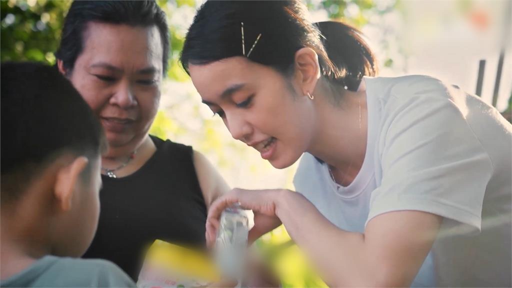 世界展望會啟動「紅包傳愛」 陳庭妮探訪弱勢家庭