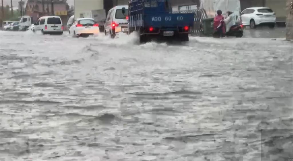 雨彈襲台南！　大樓雨水直衝地下室「樓梯變瀑布」