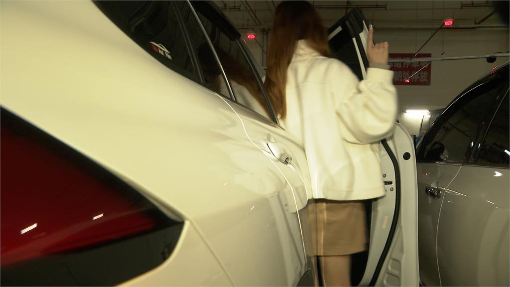 這個停車格真的有夠小 民眾PO網抱怨:連下車都很困難