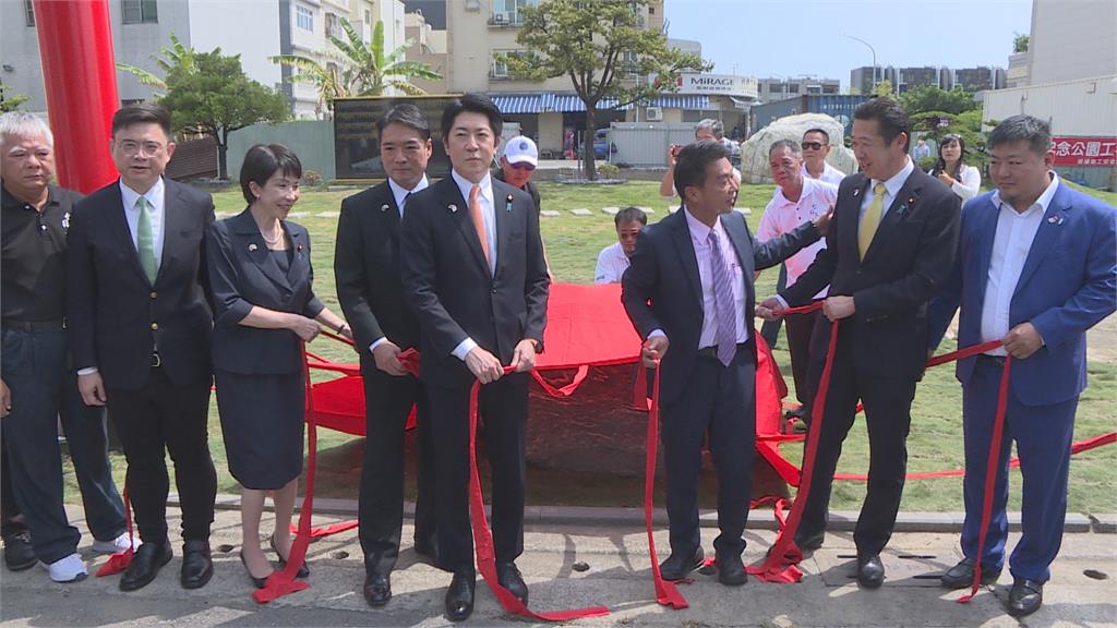「日眾議員」高市早苗南下高雄 向安倍銅像獻花致意
