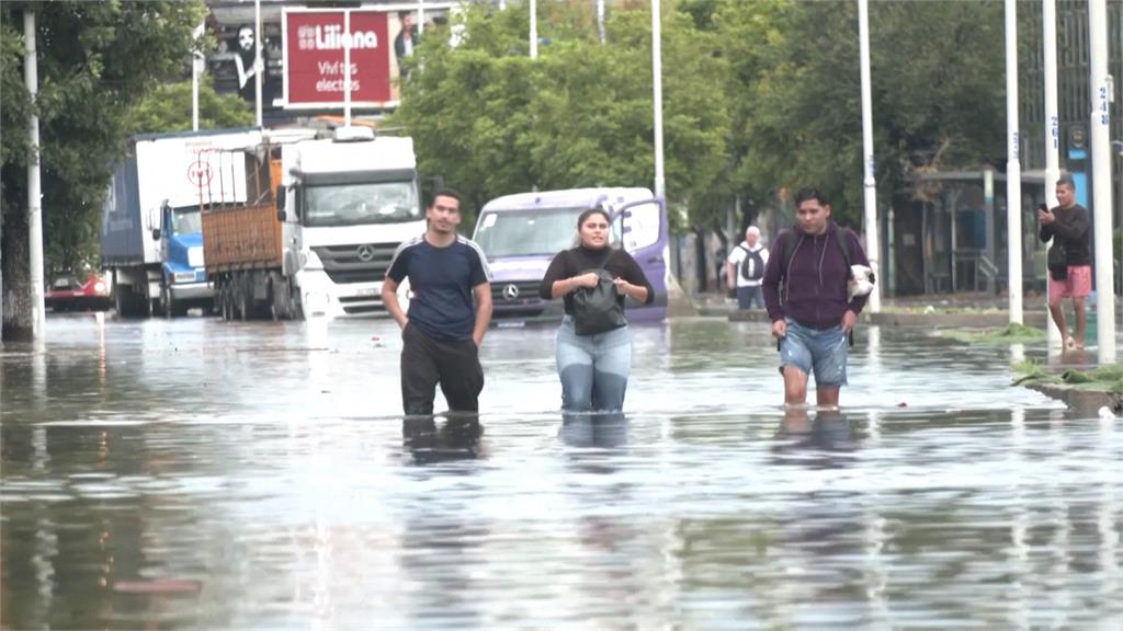 敏熙報氣象／阿根廷首都暴雨洪水氾濫 發布「惡劣天氣」橙色警報
