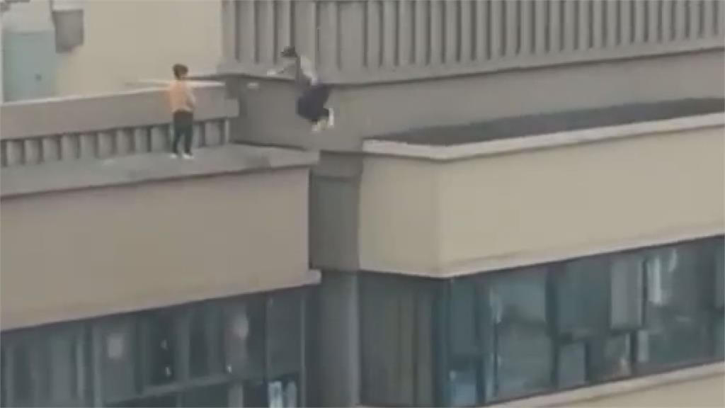 真的「跳房子」？中國男孩兩棟27層高樓頂立定跳遠　網嚇：看得我兩腿發軟