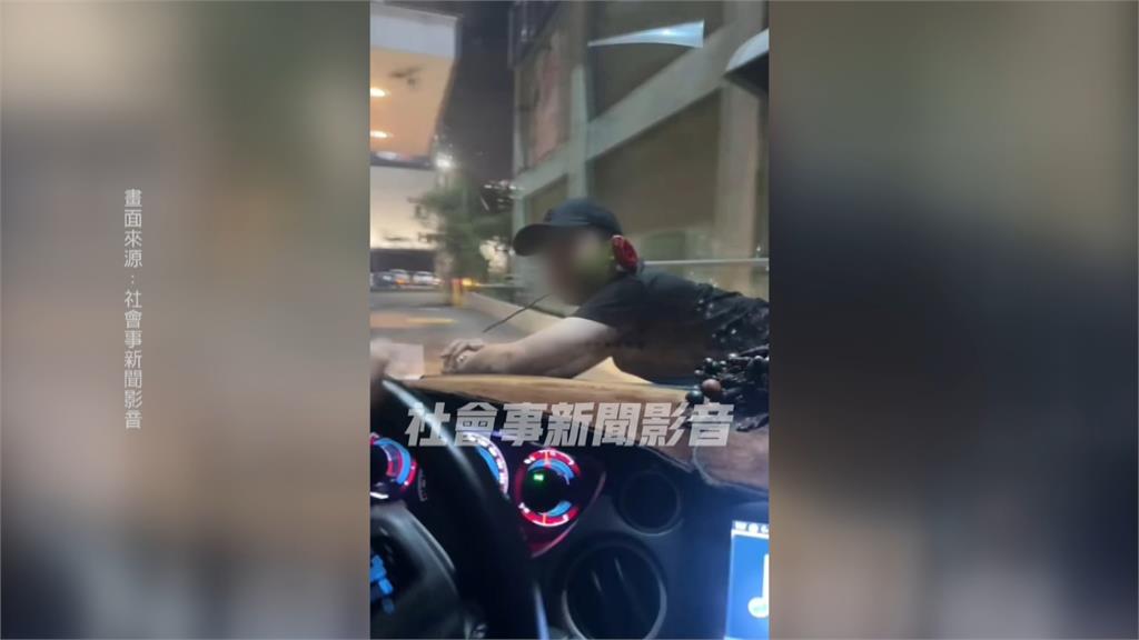 示愛玩很大!男趴車引擎蓋 口叼玫瑰送店員恐涉性騷擾
