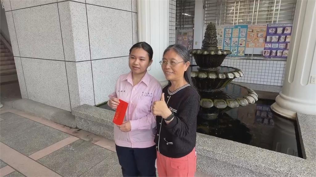 暖心! 北港女學生路邊替失智翁「拉褲穿鞋」 網友讚爆