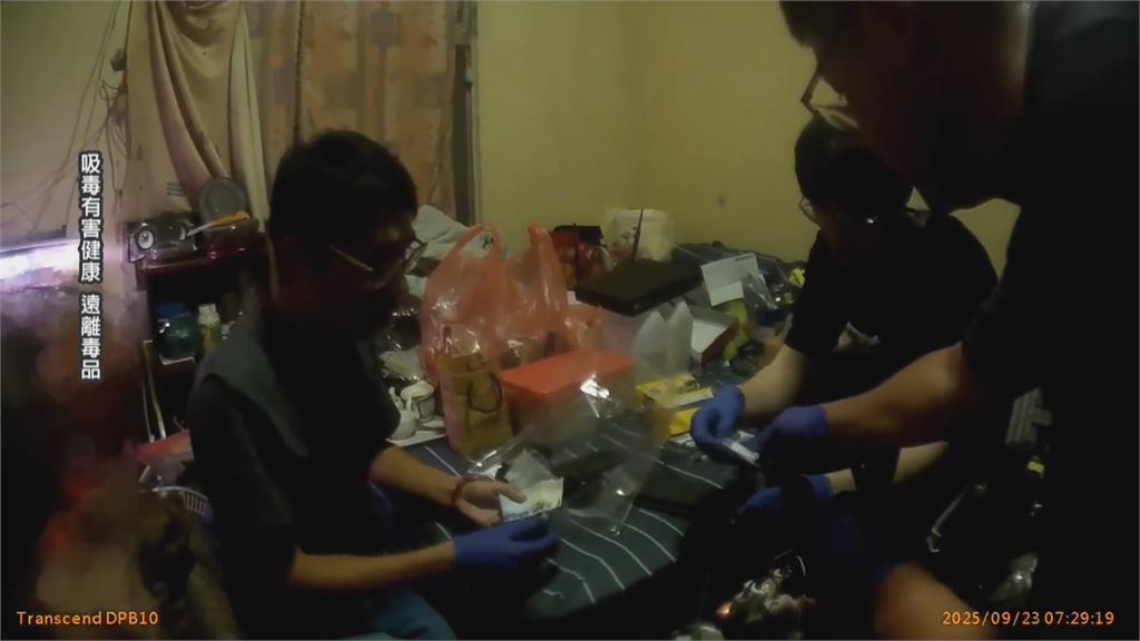 直擊！ 霹靂小組強勢破門　連抄喪屍煙彈2大製毒窟