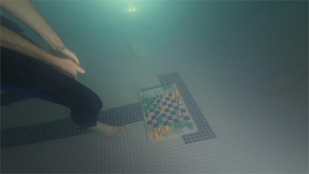 怪比賽最新力作　水下西洋棋對弈！