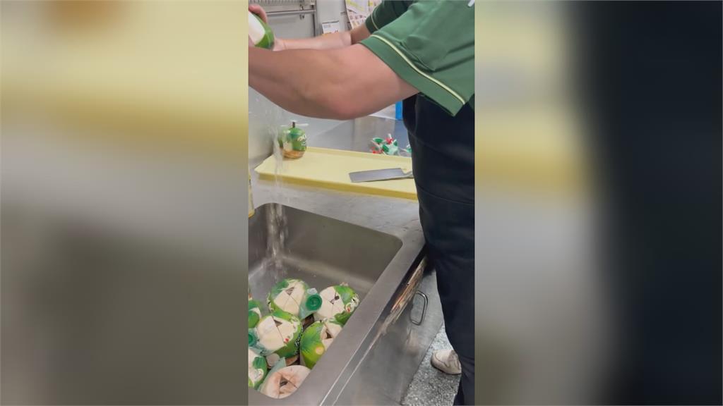 噁！剖椰子發現汁液黏稠如鼻涕　消費者控超市品管差