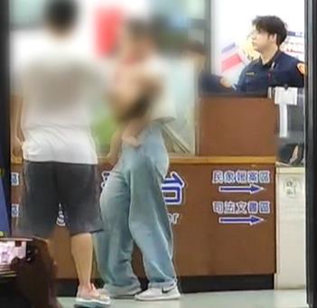 警局上演"搶小孩"戲碼! 親友推擠混亂 警出動快打支援