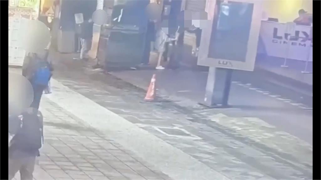 同追一女爭風吃醋當街打！　兩男「警局正對面」互毆遭逮