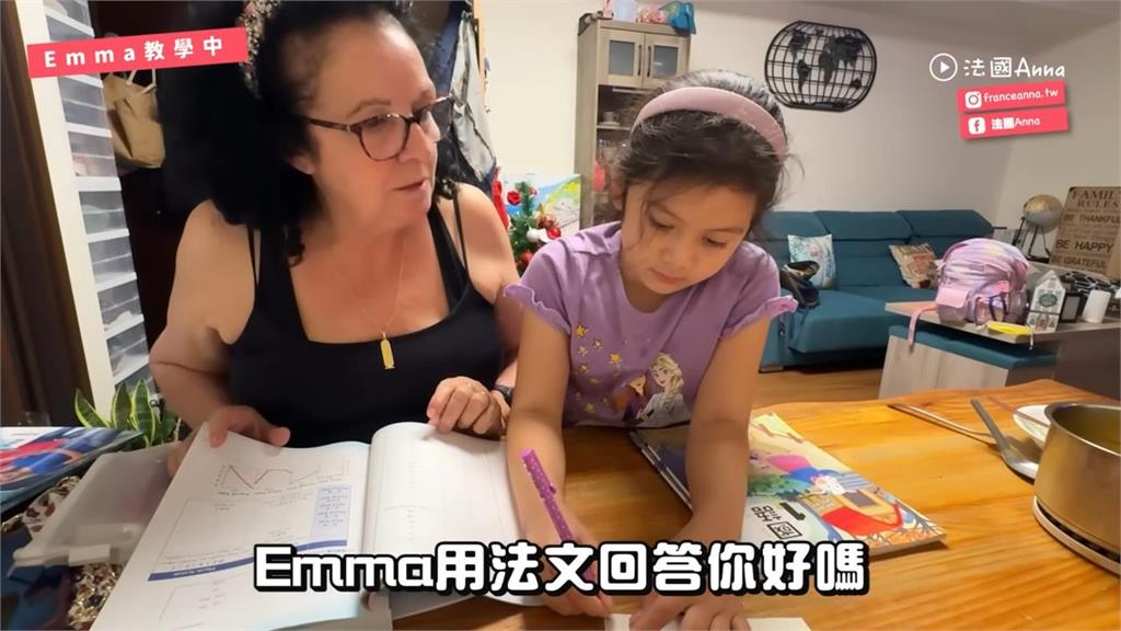 中文好難?6旬法國爸媽挑戰台灣語言學校 「靠手勢輔助」學注音網讚翻